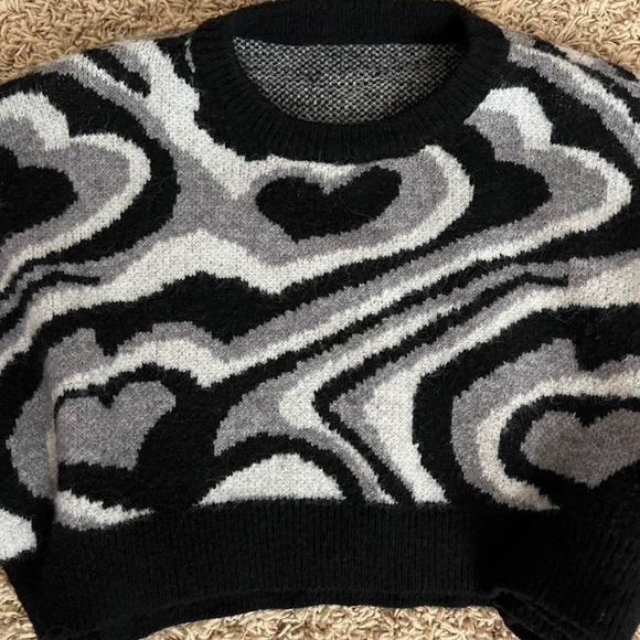 Cropped black and white heart pattern sweater - Picture 3 of 3